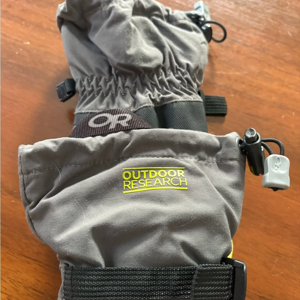 Outdoor Research Kids' Mittens in Gray and Yellow